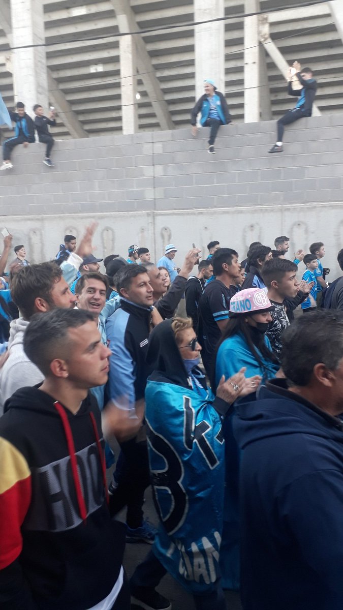 Y otra foto de ex jugadores que llega. Arriola y Maceira