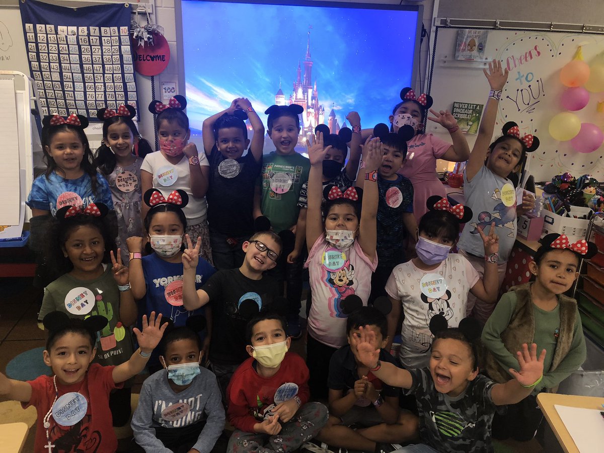 FirstiesFun's tweet image. #ABCountdown M for Mickey Day! Lots of magic in room 102 today 🏰✨ #YES_Bulldogs #firstgrade