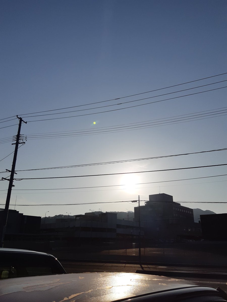NJlVZyOEvNt8T5H's tweet photo. 何時もと
変わらない風景
何時もと変わらない
生活が始まる
それが生きてる証かな
色々あるけど
青空を見ると
今日も元気になれるよ😊💕
今日は休み
久しぶりに出掛けようかな🚙
心にもゆとりが大切ですね
皆さんも
今日1日が
素敵な1日に
なります様に🍀
#チャン・グンソク
#同じ空の下
#Bloomig https://t.co/CEQXPDRmxE