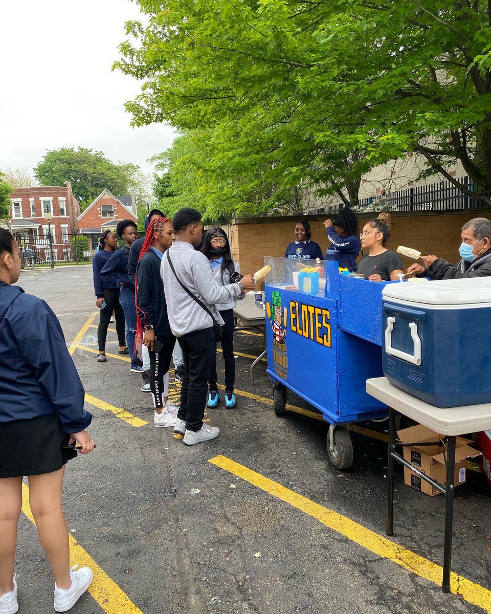 benoblercmsa's tweet photo. Rowe-Clark’s Wicked Wednesday‼️
You had me at elote. 🌽 Nothing better than having elotes on a Wednesday. 
#elotero #fruitcups https://t.co/h2Buemassa