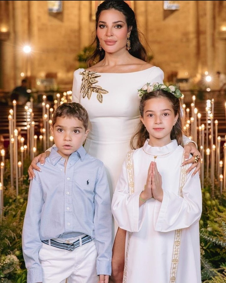 fatima_nnn_'s tweet photo. يا قلبي إنتو 🤍🥺
الله يحميكن ويخلّيلك ياهن حبيبي 🙏🏻🤍
the most beautiful family in the world 🤍👩‍👧‍👦 @nadinenjeim
#نادين_نسيب_نجيم https://t.co/N1tVbyVtRB