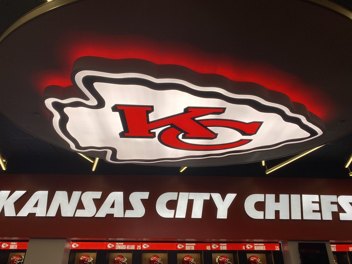 lens_school's tweet photo. A field trip!  My heart was so happy to see the pure joy on their faces. I am confident this crew brought all the good luck to Arrowhead. Bring on a Super Bowl! https://t.co/mftKqFyHku