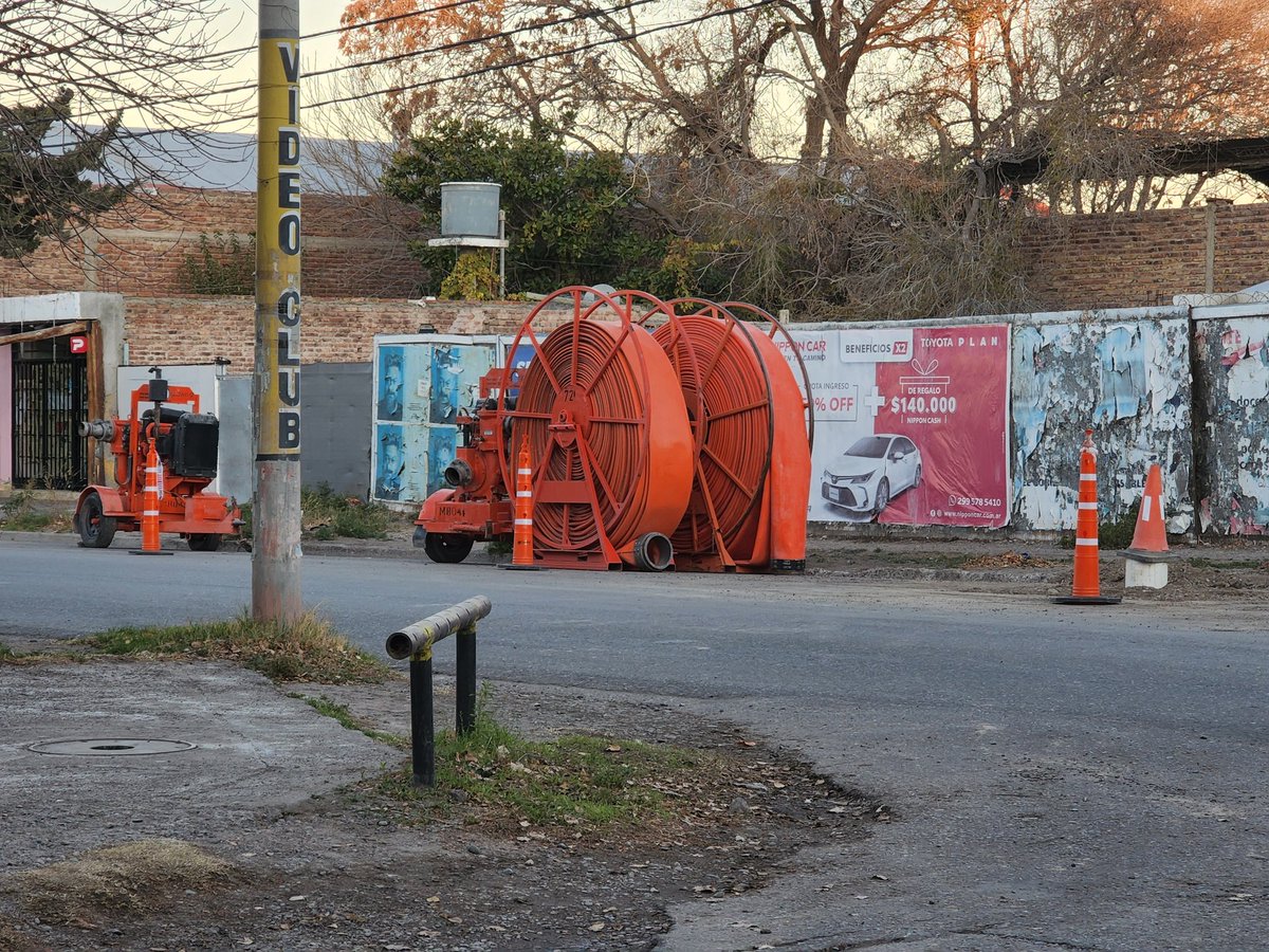 MovilRigo's tweet photo. Colapso #cloacal en el bajo. El @epasprensa triplicará mañana el bombeo bypass de aguas servidas en el lugar del #caño roto. Además las obras se pararon por riesgo de desmoronamiento; el terreno está muy blando y tras el zanjeo comenzaron a quebrarse las veredas. https://t.co/Mn48fq0SuI