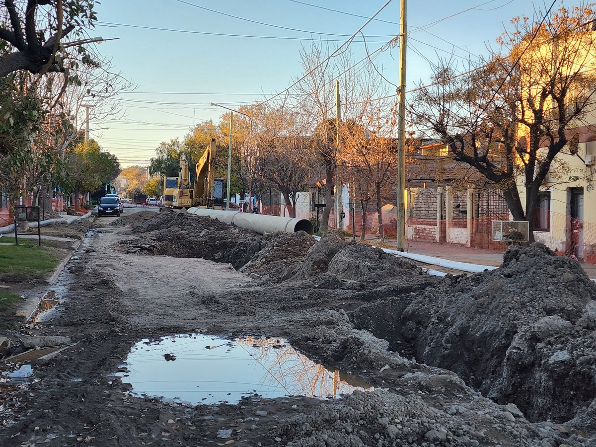 MovilRigo's tweet photo. Colapso #cloacal en el bajo. El @epasprensa triplicará mañana el bombeo bypass de aguas servidas en el lugar del #caño roto. Además las obras se pararon por riesgo de desmoronamiento; el terreno está muy blando y tras el zanjeo comenzaron a quebrarse las veredas. https://t.co/Mn48fq0SuI