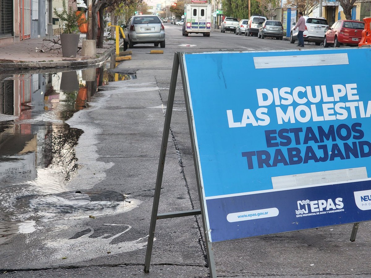 MovilRigo's tweet photo. Colapso #cloacal en el bajo. El @epasprensa triplicará mañana el bombeo bypass de aguas servidas en el lugar del #caño roto. Además las obras se pararon por riesgo de desmoronamiento; el terreno está muy blando y tras el zanjeo comenzaron a quebrarse las veredas. https://t.co/Mn48fq0SuI