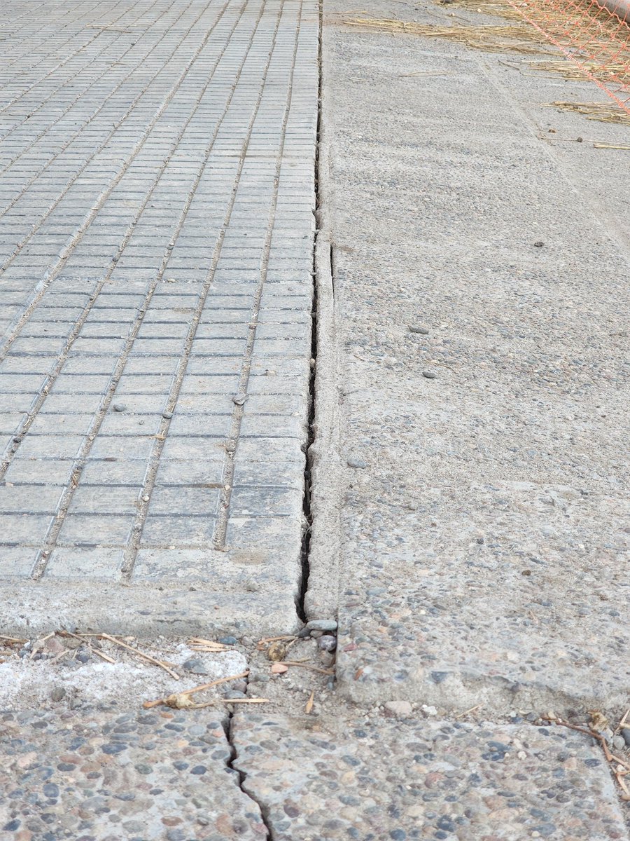 MovilRigo's tweet photo. Colapso #cloacal en el bajo. El @epasprensa triplicará mañana el bombeo bypass de aguas servidas en el lugar del #caño roto. Además las obras se pararon por riesgo de desmoronamiento; el terreno está muy blando y tras el zanjeo comenzaron a quebrarse las veredas. https://t.co/Mn48fq0SuI