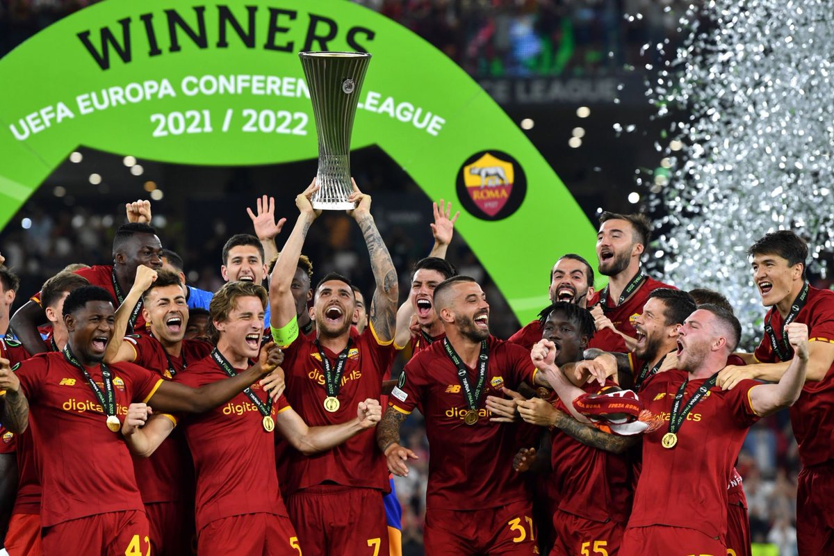 UEL4AR's tweet photo. الأبطـــال @OfficialASRoma 🐺🏆

#الدوري_الأوروبي | #UEL https://t.co/Aa4illh5GR