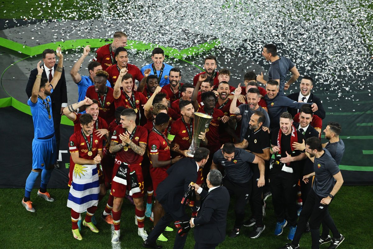 UEL4AR's tweet photo. الأبطـــال @OfficialASRoma 🐺🏆

#الدوري_الأوروبي | #UEL https://t.co/Aa4illh5GR