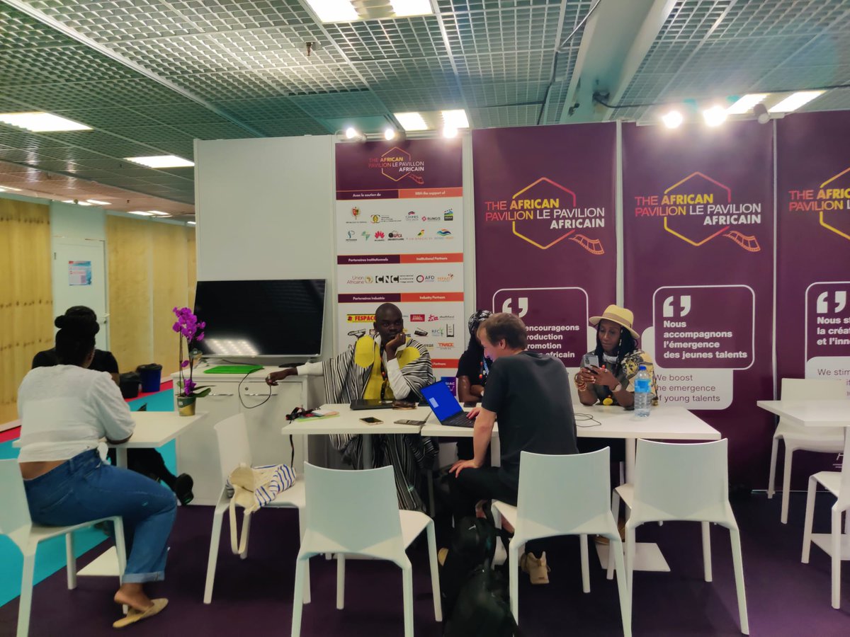 AfricanPavilion's tweet photo. #Échange riche entre @benoit_l et les #talentueuses #caméras d'#Afrique lors de l'#atelier #pocket #films avec le soutien de @HuaweiFr et du #Ministère de l'économie #numerique  et des #télécommunications du #Sénégal  
@AfricanPavilion
#apprentissage 
#Afrique https://t.co/7IYV8EM1tD
