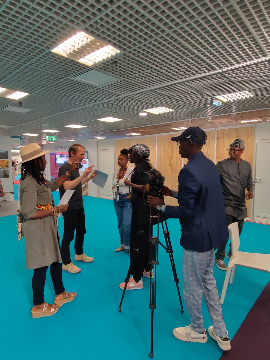 AfricanPavilion's tweet photo. #Échange riche entre @benoit_l et les #talentueuses #caméras d'#Afrique lors de l'#atelier #pocket #films avec le soutien de @HuaweiFr et du #Ministère de l'économie #numerique  et des #télécommunications du #Sénégal  
@AfricanPavilion
#apprentissage 
#Afrique https://t.co/7IYV8EM1tD