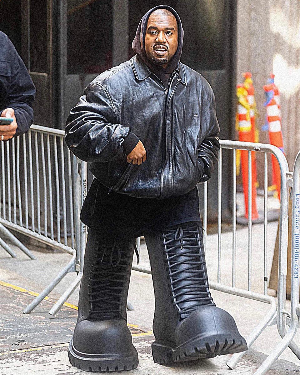 Frontal_Mag's tweet photo. La próxima colección YEEZY x Balenciaga be like https://t.co/q5wzpoifLN