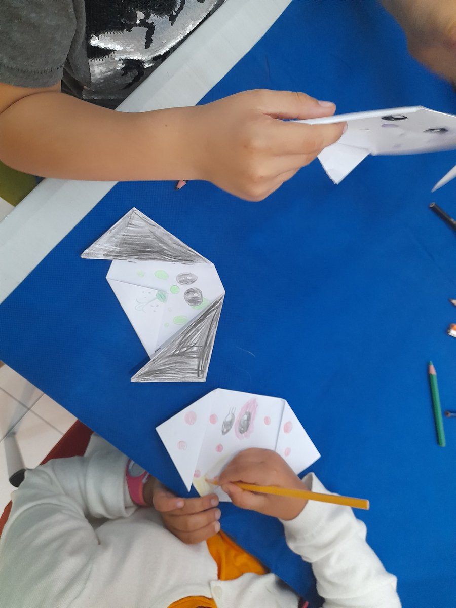 BpmCallosa's tweet photo. Una puça buscava un gos... nosaltres hem tenim uns quants! #animaciólectora #contes #biblioteques inquietes #quefemalabiblio https://t.co/hmaFktsB1B