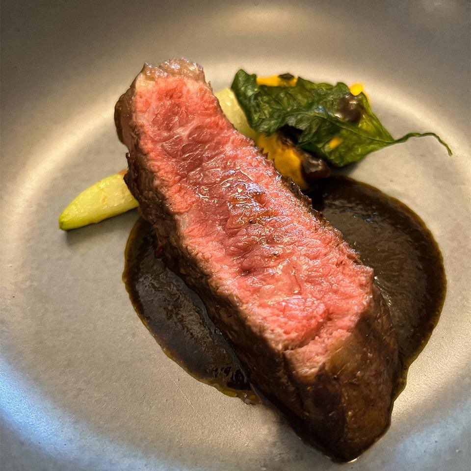 NicosMexico's tweet photo. Con carne #wagyu seleccionada, este espectacular platillo preparado para la #CartaEnBlanco acompañado de quelite y elote en una cama de mole #chichilo. https://t.co/gpIsJhQPOB