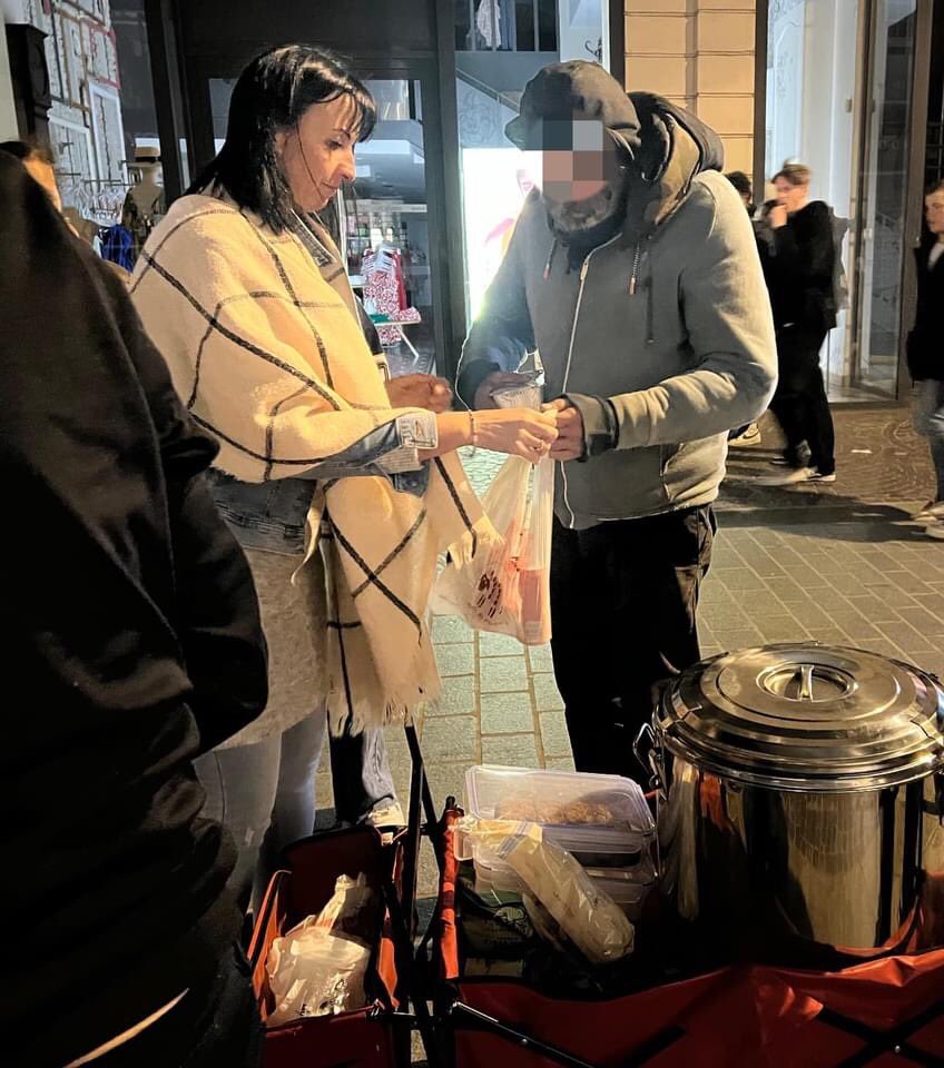 ElhossainAms's tweet photo. 🤗 Aimer son prochain, c'est aussi lui accorder la grâce de se nourrir dignement.
Il n'y a rien de plus chaleureux et convivial que de partager un repas avec nos amis de la rue.
🙏🏼 Nous ne remercierons jamais assez nos chers donateurs pour leur grand CŒUR ♥️🙏. https://t.co/T2FTx1alY9
