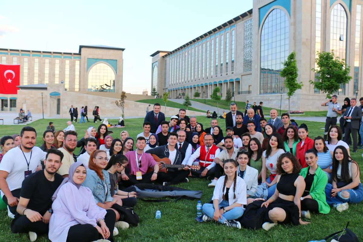 AYBÜ Rektörü Prof. Dr. İbrahim Aydınlı ve Çubuk Kaymakamı Adem Keleş, Bilim, Kültür, Sanat ve Spor Şenliklerimizde keyifli vakit geçiren öğrencilerimizle birlikte gitar eşliğinde şarkılar söyleyip sohbet etti.