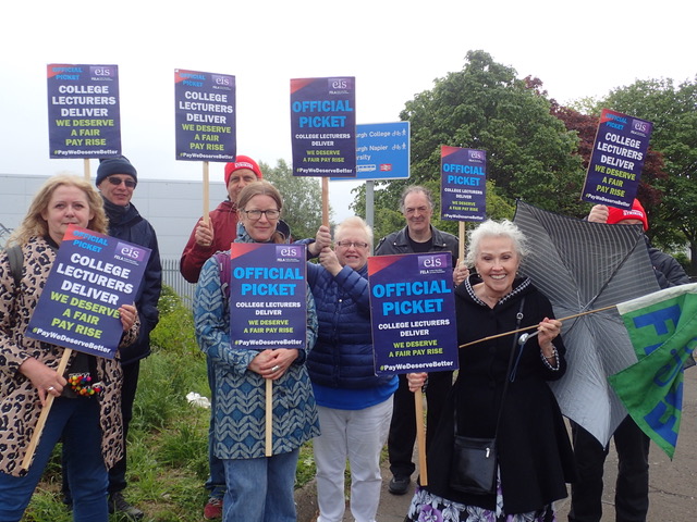 edincol_eisfela's tweet photo. Solid @EISFela pickets @edinburghcoll campuses this morning ahead of our visit to Bute House &amp; on to @EISUnion hq for a branch meeting! #PayWeDeserveBetter #wealldeservebetter https://t.co/82piGBRFnL