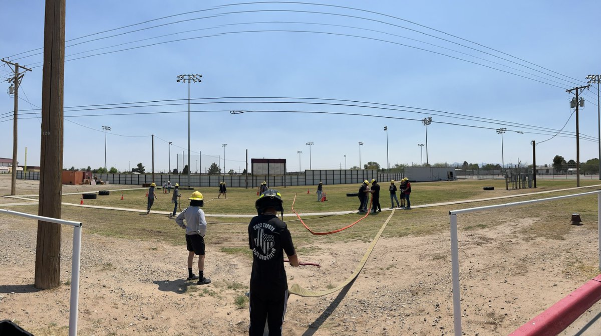 YsletaFire's tweet image. Hands-on exam today. Set up over 350 feet of hose, 3 nozzles, 11 cones, 4 spanner wrench’s, 2 gated wyes and one hydrant wrench.  “Hurry the house is burning!”#YouMayGetWet. 💦🧑‍🚒👩‍🚒👨‍🚒#FireTechRules @YsletaHS @yhscte
