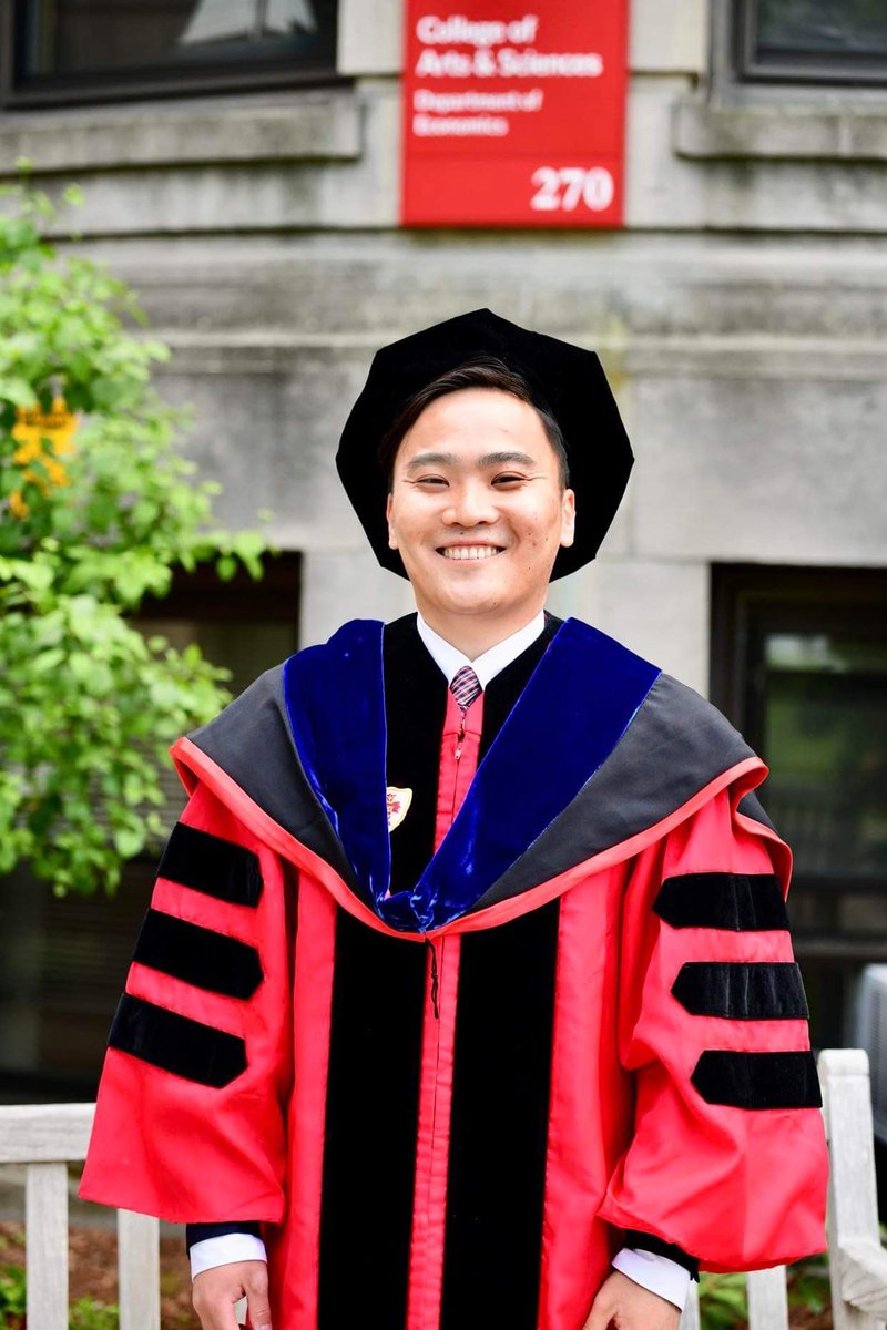 Хүү маань BU ийн PhD боллоо. Бостоны их сургуульд доктор хамгаалах нь битгий хэл ороход ч хэцүү, шалгуур маш өндөр.  Судалгааны сургууль гэдгээрээ дэлхийд алдартай, Нобелийн шагналтнуудын alma mater Бостоны сургуульд доктороо хамгаалсан хүүгээрээ бахархаж байгаа