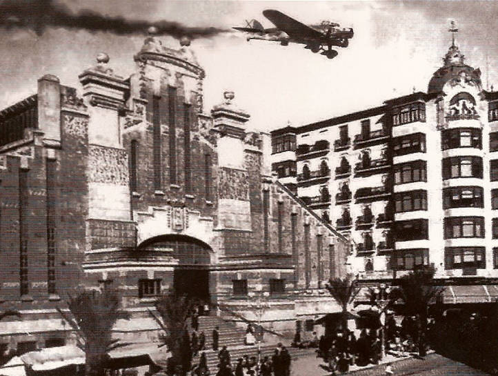 bioantoniamecha's tweet photo. El 25 de maig de 1938, al Mercat d'Alacant. Un bombardeig. 300 morts. El rellotge es va aturar. Encara queden marques, cicatrius. Va ser descrit com "accident".
El poble no oblida. 
#25Mayo #GentdElx #GentdAlacant #GuerraCivil @bio_alfredomira @tallerhistoria2 @BioSorJosefa https://t.co/cImBZAggUY