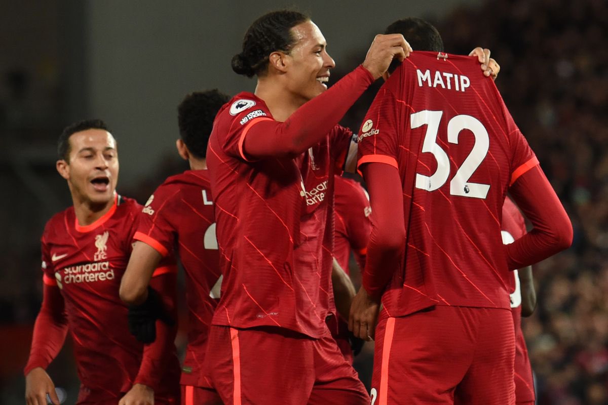 TheAnfieldTalk's tweet photo. Virgil van Dijk on Joel Matip: 

“I want him to sign a new deal by the way. I want him to stay here for the next 10 years. I’m just so glad he’s had a season with no injuries so he can show who he is.” [@TheRedmenTV] https://t.co/gHX9MC7ruH