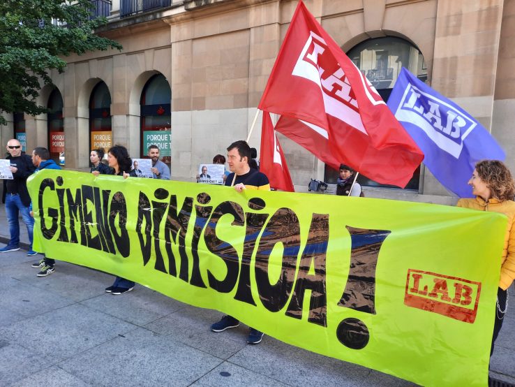 zuzeu's tweet photo. Carlos Gimeno kontseilariaren #dimisioa eskatu dugu Iruñean, Hezkuntzaren kudeaketa okerraren ondorioz
https://t.co/YK2S0CNnQu @LABpublikoa https://t.co/BwuPobiuOH