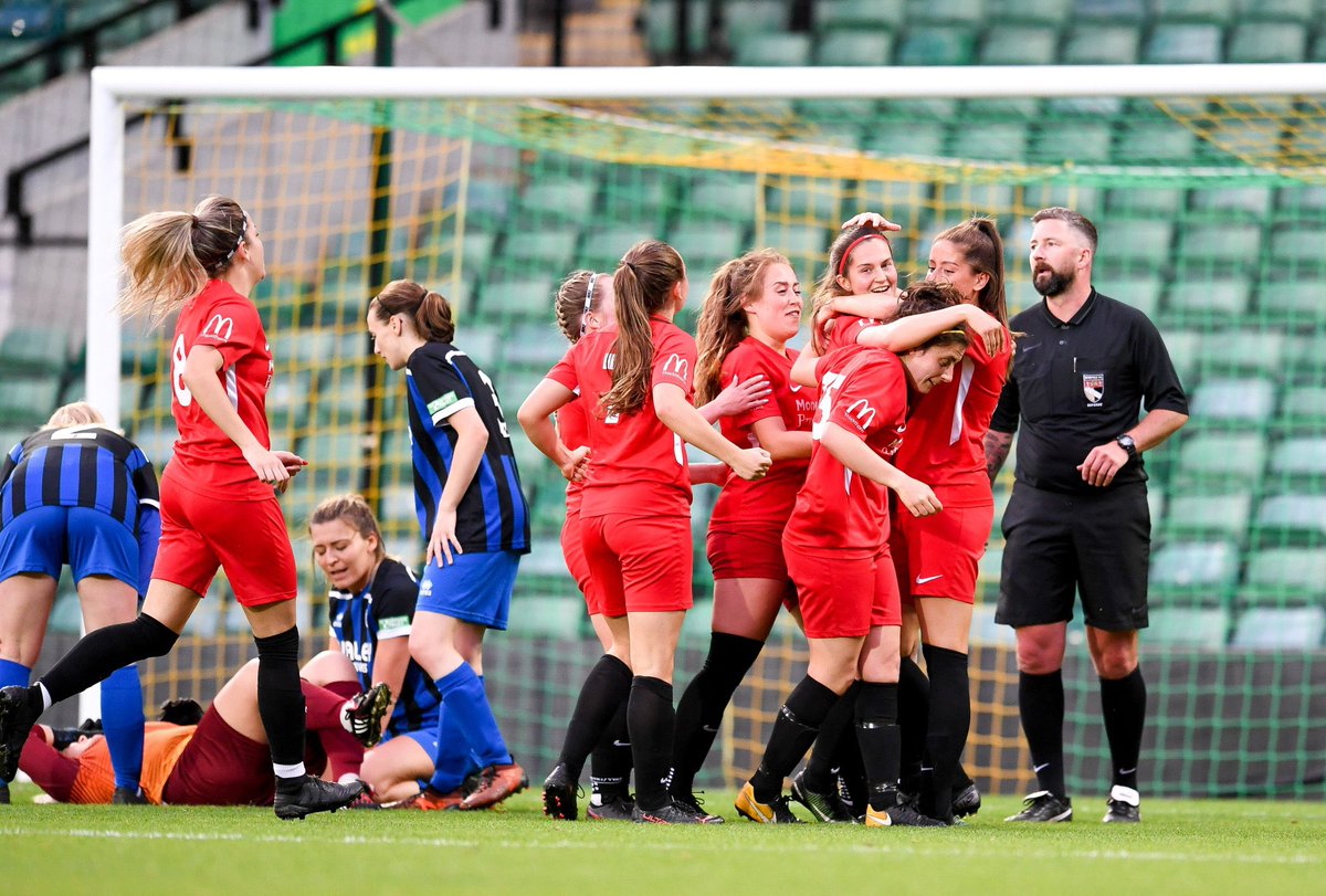 WymondhamWomen's tweet photo. 𝗖𝗢𝗨𝗡𝗧𝗬 𝗖𝗨𝗣 𝗖𝗛𝗔𝗠𝗣𝗜𝗢𝗡𝗦 🏆

We lift the trophy for the third time after a 2-0 win over Mulbarton in front of over 950 supporters thanks to goals from @Laura_Nicholls7 &amp; @Natasha_Youngs!

#UpTheTown ❤️🖤💜🖤 https://t.co/AXtwRYVX56