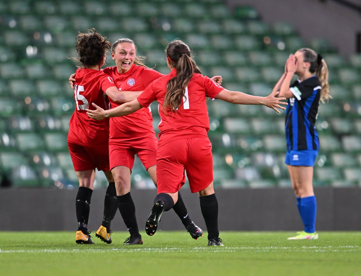 WymondhamWomen's tweet photo. 𝗖𝗢𝗨𝗡𝗧𝗬 𝗖𝗨𝗣 𝗖𝗛𝗔𝗠𝗣𝗜𝗢𝗡𝗦 🏆

We lift the trophy for the third time after a 2-0 win over Mulbarton in front of over 950 supporters thanks to goals from @Laura_Nicholls7 &amp; @Natasha_Youngs!

#UpTheTown ❤️🖤💜🖤 https://t.co/AXtwRYVX56