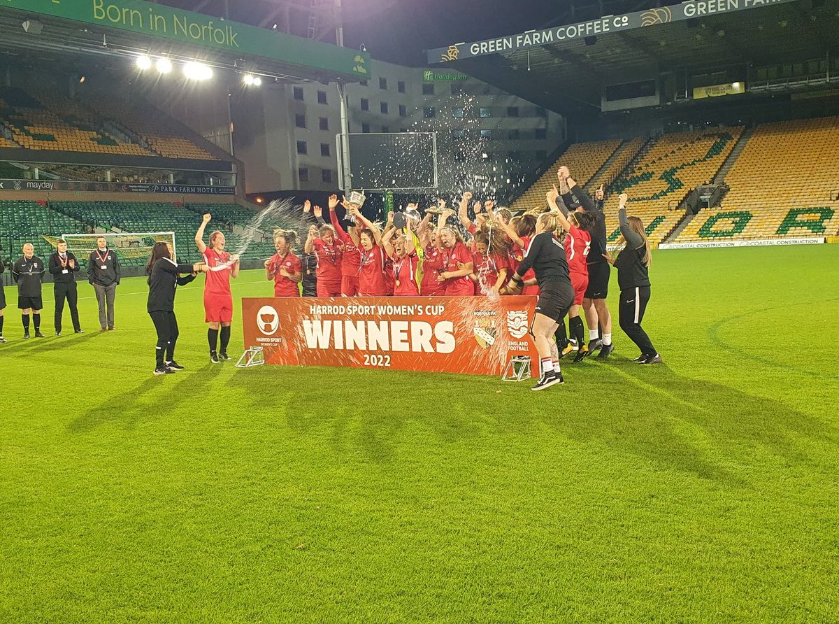 WymondhamWomen's tweet photo. 𝗖𝗢𝗨𝗡𝗧𝗬 𝗖𝗨𝗣 𝗖𝗛𝗔𝗠𝗣𝗜𝗢𝗡𝗦 🏆

We lift the trophy for the third time after a 2-0 win over Mulbarton in front of over 950 supporters thanks to goals from @Laura_Nicholls7 &amp; @Natasha_Youngs!

#UpTheTown ❤️🖤💜🖤 https://t.co/AXtwRYVX56