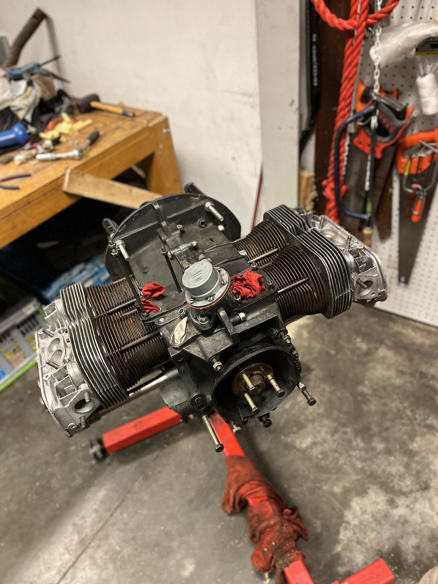 Wanneer het motor blok van je oldtimer bus gereviseerd moet worden.. nieuwe #Zuigerringen #cylinderkoppen #kleppen #pakkingen bijna klaar 👊