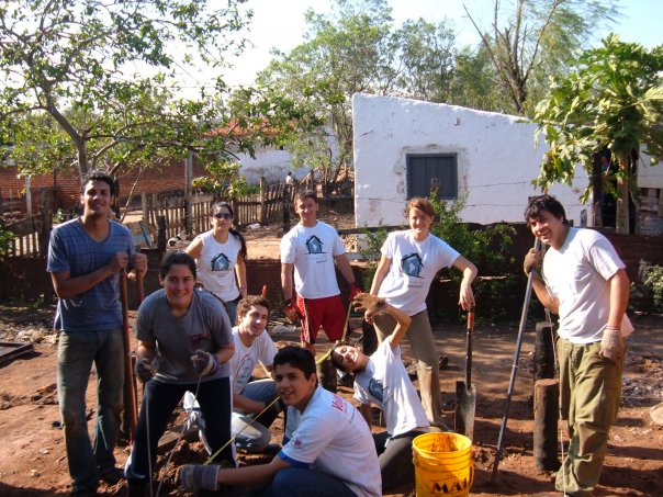 GALARZAdiego's tweet photo. Estas fotos por ejemplo son del año 2.008 en Cateura. Empezaba @TECHOpry en Paraguay y @solenu ahí comandando. Desde ese día soñé que comande el Paraguay. 2023 ahí nos vemos 💪 #SolePresidenta https://t.co/awG6TbqPSW