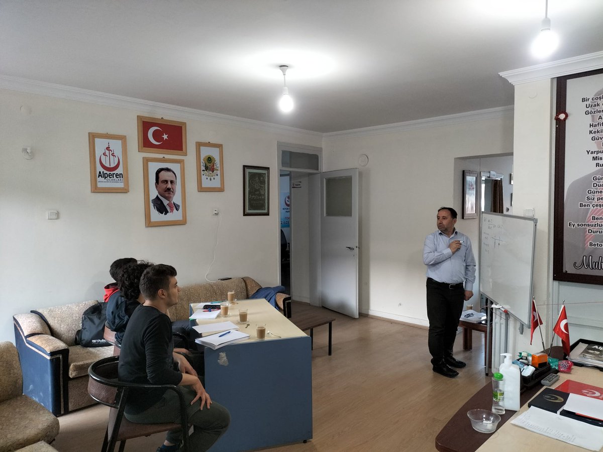OcaklarTokat's tweet photo. Tokat Alperen Ocakları ortaöğretim birimi toplantısı sonrası matematik dersi eksik konuları tekrar amaçlı matematik öğretmeni Sezai YILDIZ tarafından ücretsiz verilmiştir..
Hocamıza teşekkür ederiz.. https://t.co/l05DhUETAl