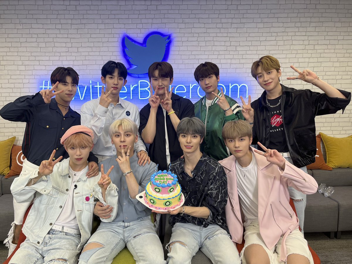 BLANK2Y_PERU's tweet photo. @BLANK2Y_twt | TWITTER | 26.05.2022

[📸]

Primer Blue Room de BLANK2Y 💚
Gracias por estar con nosotros hasta esta hora.
Buenas noches K2YWE 🥰

#BLANK2Y #블랭키
#Thumbs_Up

Cr.  @BLANK2Y_twt @BLANK2Y_PERU https://t.co/2qs5B7FJCG