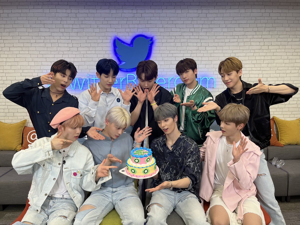 BLANK2Y_PERU's tweet photo. @BLANK2Y_twt | TWITTER | 26.05.2022

[📸]

Primer Blue Room de BLANK2Y 💚
Gracias por estar con nosotros hasta esta hora.
Buenas noches K2YWE 🥰

#BLANK2Y #블랭키
#Thumbs_Up

Cr.  @BLANK2Y_twt @BLANK2Y_PERU https://t.co/2qs5B7FJCG