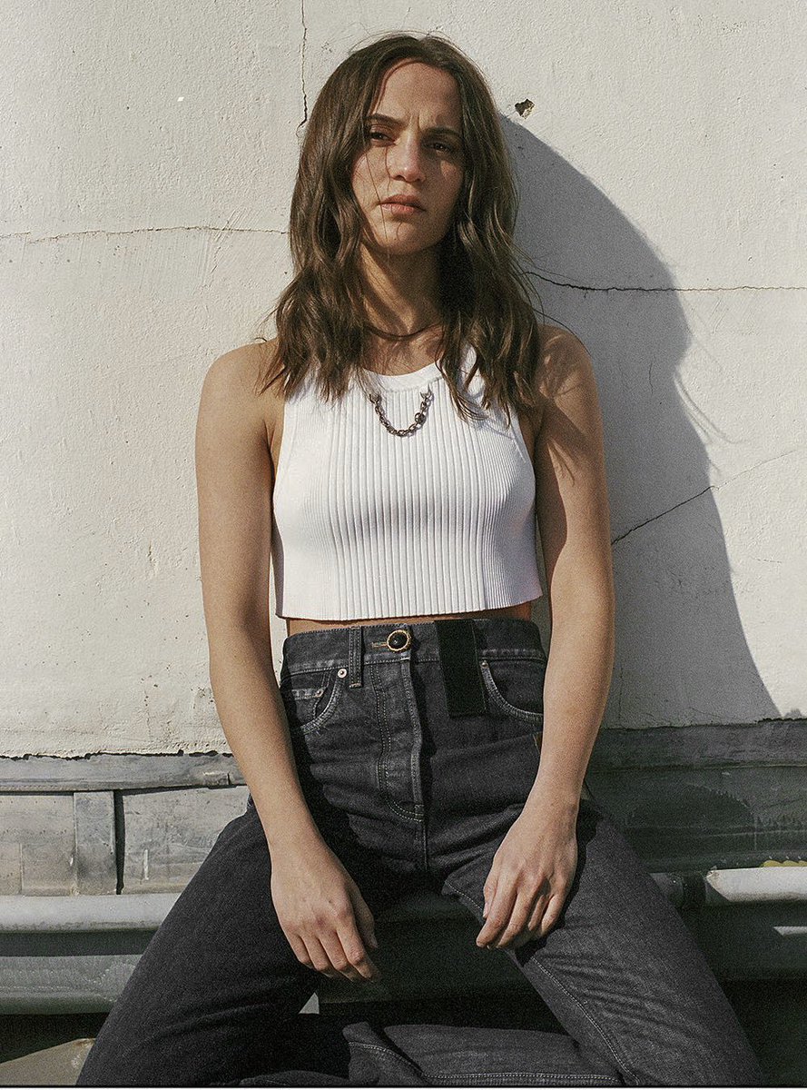 vikanderarchive's tweet photo. alicia vikander for harper’s bazaar uk https://t.co/dtZ4mB63zk