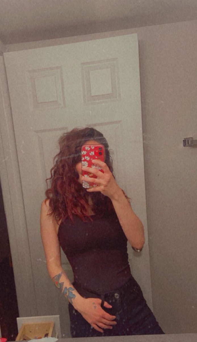 scarletp2222's tweet photo. Work work work #work #onlyfansgirl #chaturbatebroadcaster #camgirl #follo4folloback #hot #cutie https://t.co/Wq6PCxtjwV