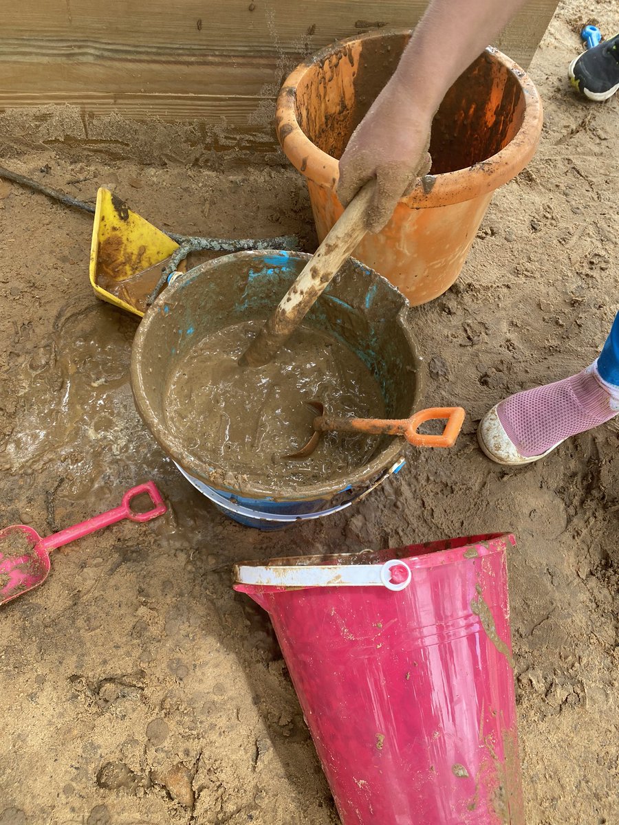 ajoytoteach's tweet image. Recess is better with mud. #WAexcels #letthembelittle