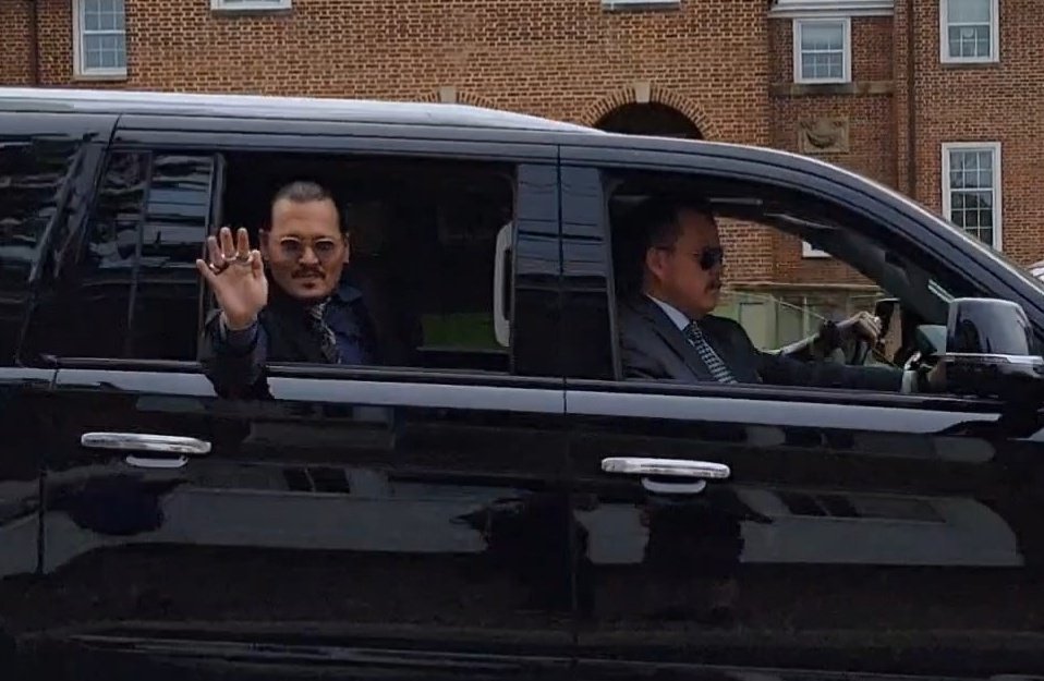 reddsimpson's tweet photo. Got to see Johnny Depp today!!! 😁

#JohnnyDepp #JohnnyDeppIsInnocent #WeStandWithJohnnyDepp #JohnnyDeppVsAmberHeardTrial https://t.co/TBNr4W919V
