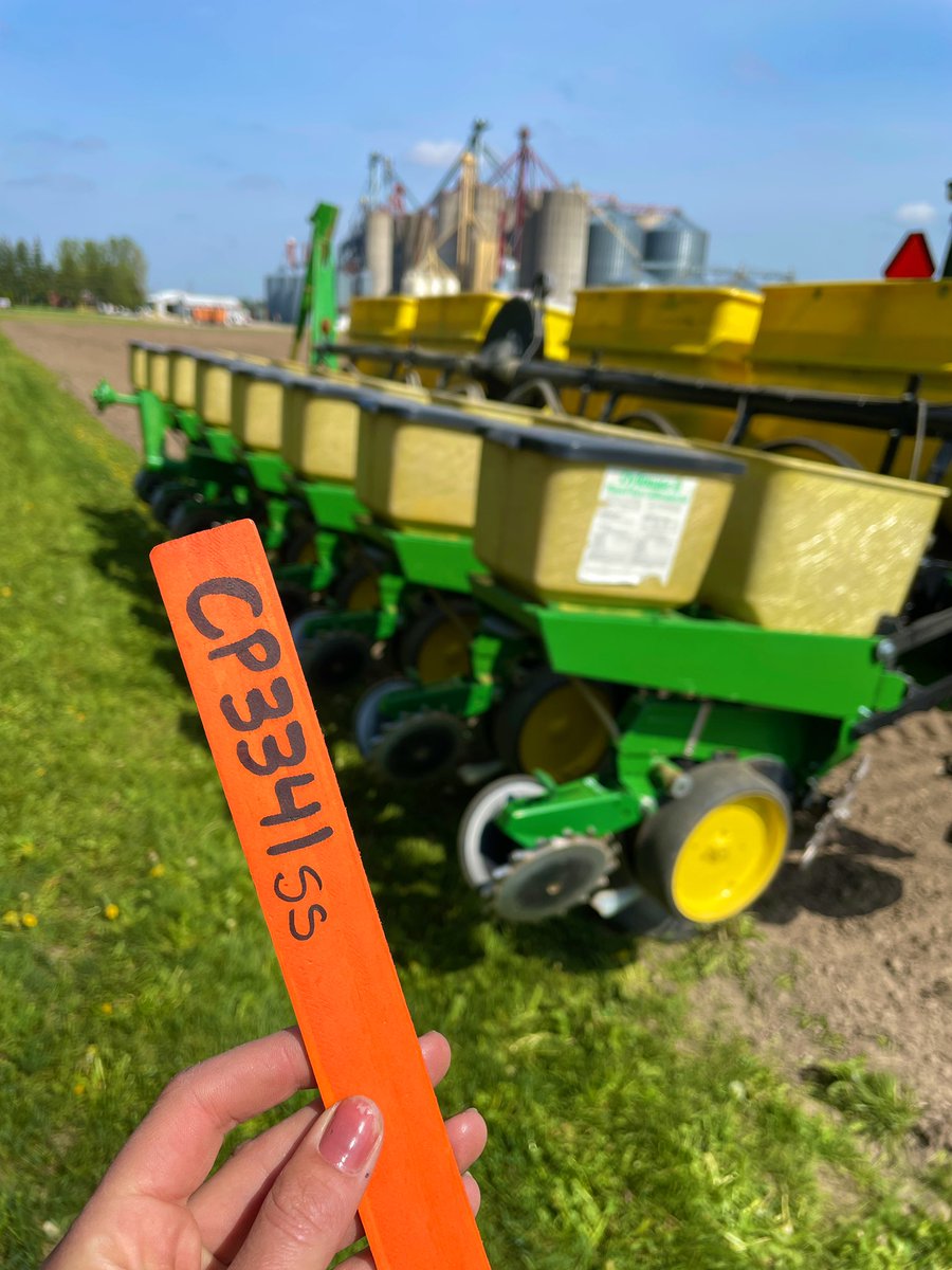 KaitlandVSpek's tweet photo. New 93 day SmartStax hitting the ground today CP3341SS🌽!! #OntAg #plant2022 #CornIsKing #CROPLAN #PlotSeason @WinFieldCanada https://t.co/oMzHsS68Qk