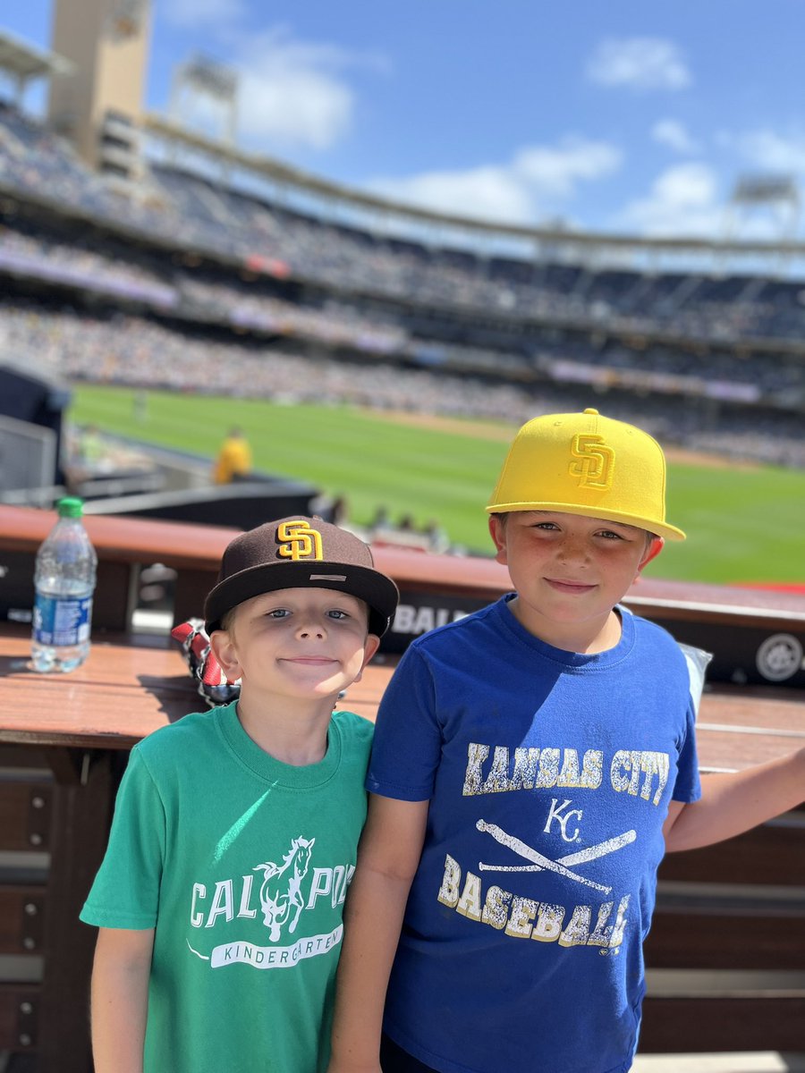 ChristinaMarx8's tweet photo. #TIMETOSHINE 1st time here @PetcoPark company outing https://t.co/5FMsxSMOi8