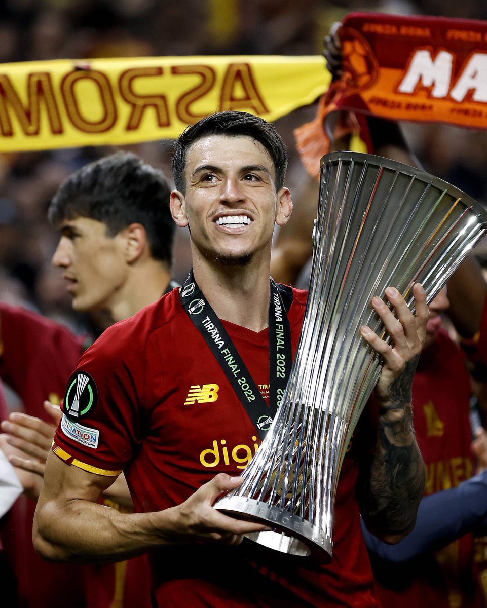 ibanez41oficial's tweet photo. CAAAAAAMMMPIOOOONI  🏆❤️💛 @OfficialASRoma #ROMAHAVINTO https://t.co/0kDjb8yReG