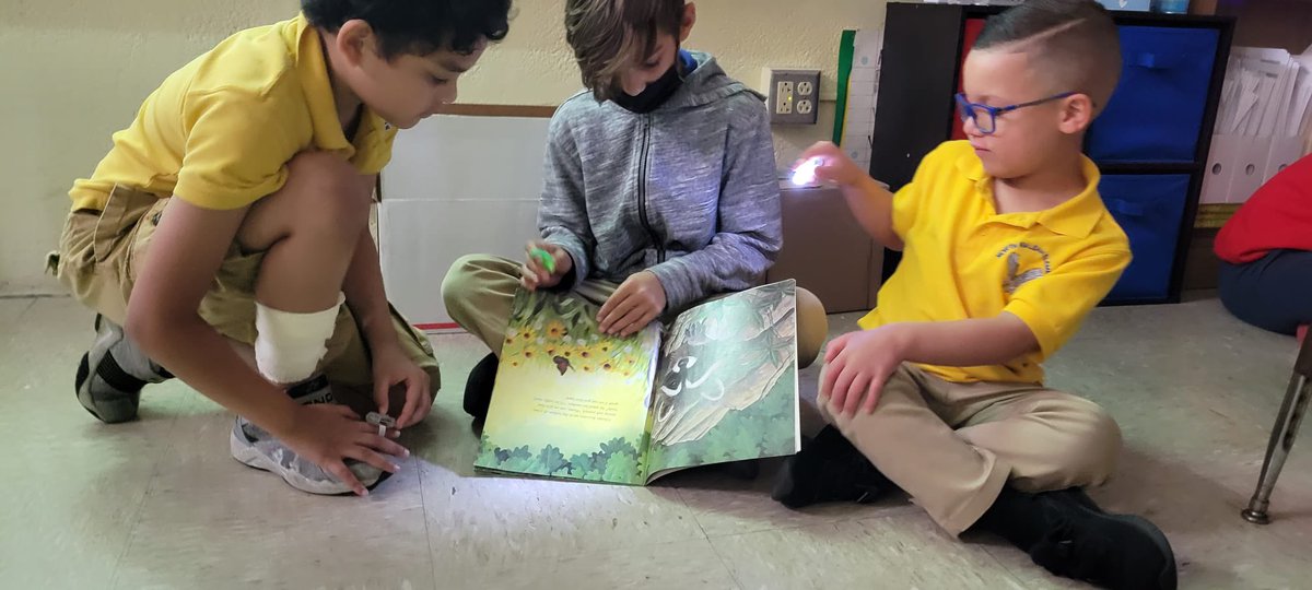 ivette0920's tweet photo. Flashlight 🔦 Buddy Reading today @NorthHialeah as part of our Reading/ STEAM Week! @MDCPS_ELA @SuptDotres https://t.co/Ny6aHMTOKF