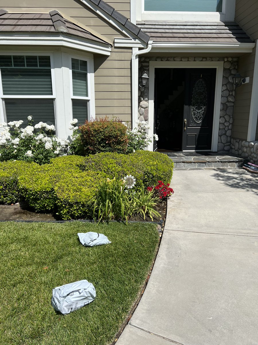 damianfmate's tweet photo. If you have a bad day at work you don’t need to take it out on us!! Couldn’t walk 5 more steps?! @amazon #Amazon #fail https://t.co/3sShobaYDy