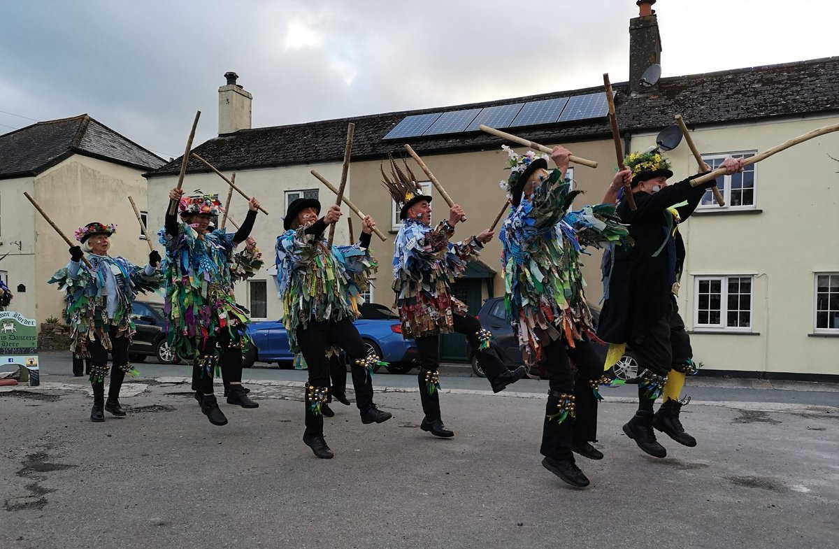 WreckersMorris's tweet photo. Thank you Dartmoor Border Morris for a lovely evening of Morris gamboling! (thanks Lesley for the big word) 😄
#pubout #pub #morrisfun #morrisdancing #morrismusic #bordermorris #devon #dartmoor #music #dancing https://t.co/E9DojDFca9
