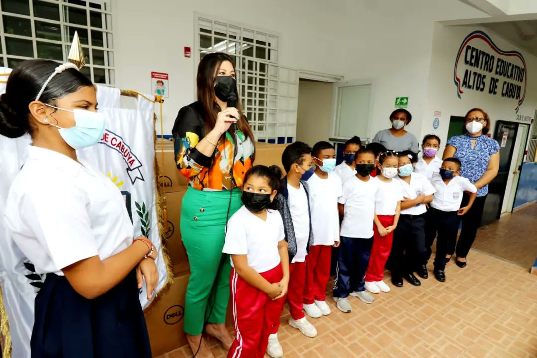 GobDePanama's tweet photo. Con el objetivo de mejorar el proceso de enseñanza y aprendizaje en el C.E.B.G Altos de Cabuya del corregimiento 24 de Diciembre, la gobernadora @CarlaGarciaBo, realizó entrega de computadoras por parte de @PresidenciaPma, a través del Programa #TransformandoVida, y el @MIDESPma. https://t.co/DXFgIWIBL1