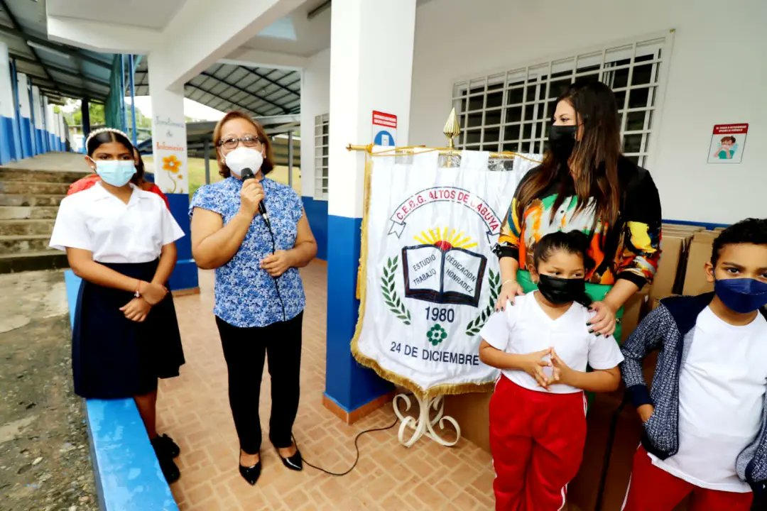 GobDePanama's tweet photo. Con el objetivo de mejorar el proceso de enseñanza y aprendizaje en el C.E.B.G Altos de Cabuya del corregimiento 24 de Diciembre, la gobernadora @CarlaGarciaBo, realizó entrega de computadoras por parte de @PresidenciaPma, a través del Programa #TransformandoVida, y el @MIDESPma. https://t.co/DXFgIWIBL1