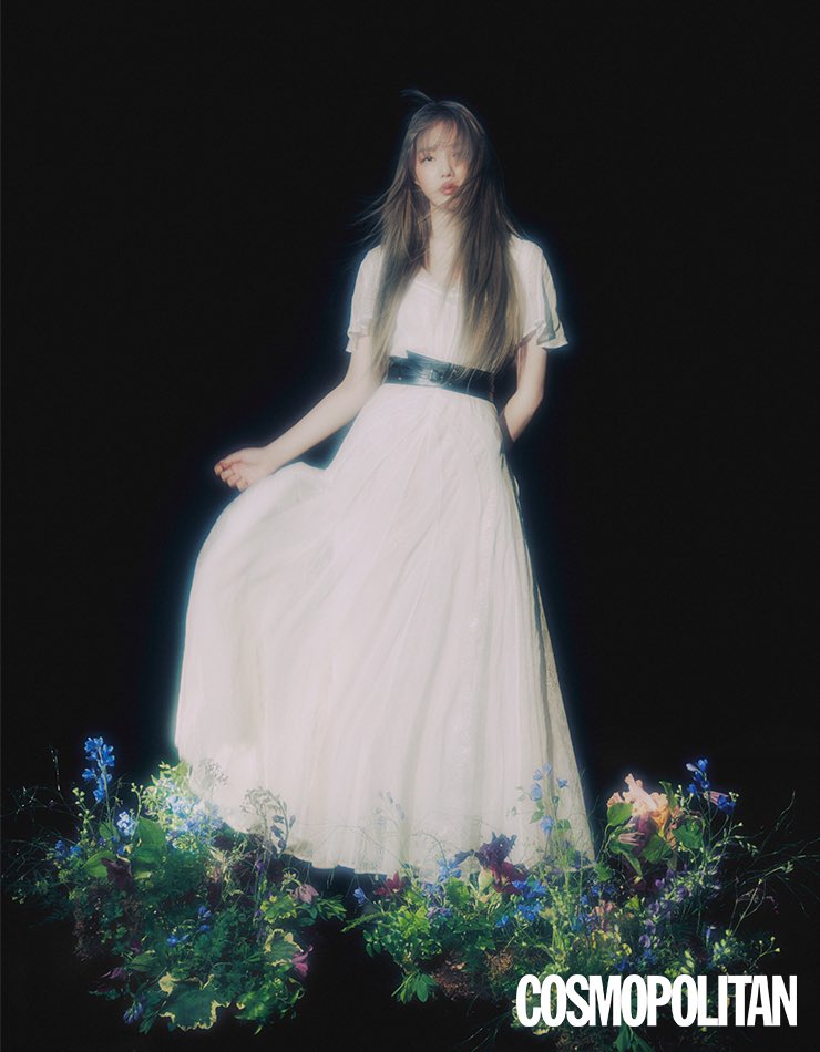 ___mood__'s tweet photo. <걸그룹에서 솔로로, 작정하고 돌아온 예린>

코스모폴리탄 6월호의 예린님 화보에 참여했습니다. 촬영장에서도 내내 밝은 기운을 주는 분이라고 느꼈는데 인터뷰 역시 💫☄️ 오월의 하얀 금낭화로 만든 화관을 이렇게 기록할 수 있게 되어 저는 무척 기뻤어요. https://t.co/f1bCOHHMhU
