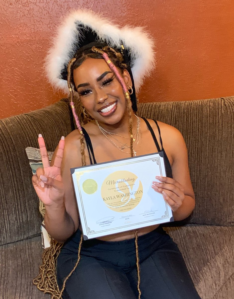 KWashington_5's tweet photo. Took some grad pics for becoming a CERTIFIED Permanent Makeup Artist ✨#pradame #microbladingartist https://t.co/l4JFFyQSoP