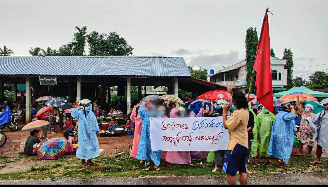 IrrawaddyNews's tweet photo. Activists in Tanintharyi Region’s Launglon continued their daily protest against the military regime on Thursday. 
(Photo: DDMSC) 
#WhatsHappeningInMyanmar https://t.co/GKkIgmFPtO