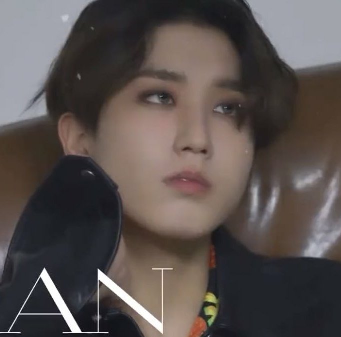 jisungersque's tweet photo. jisungers que quando vc ficar triste por um homem lembre-se de que ele nunca será han jisung https://t.co/GD4HGN6T6h