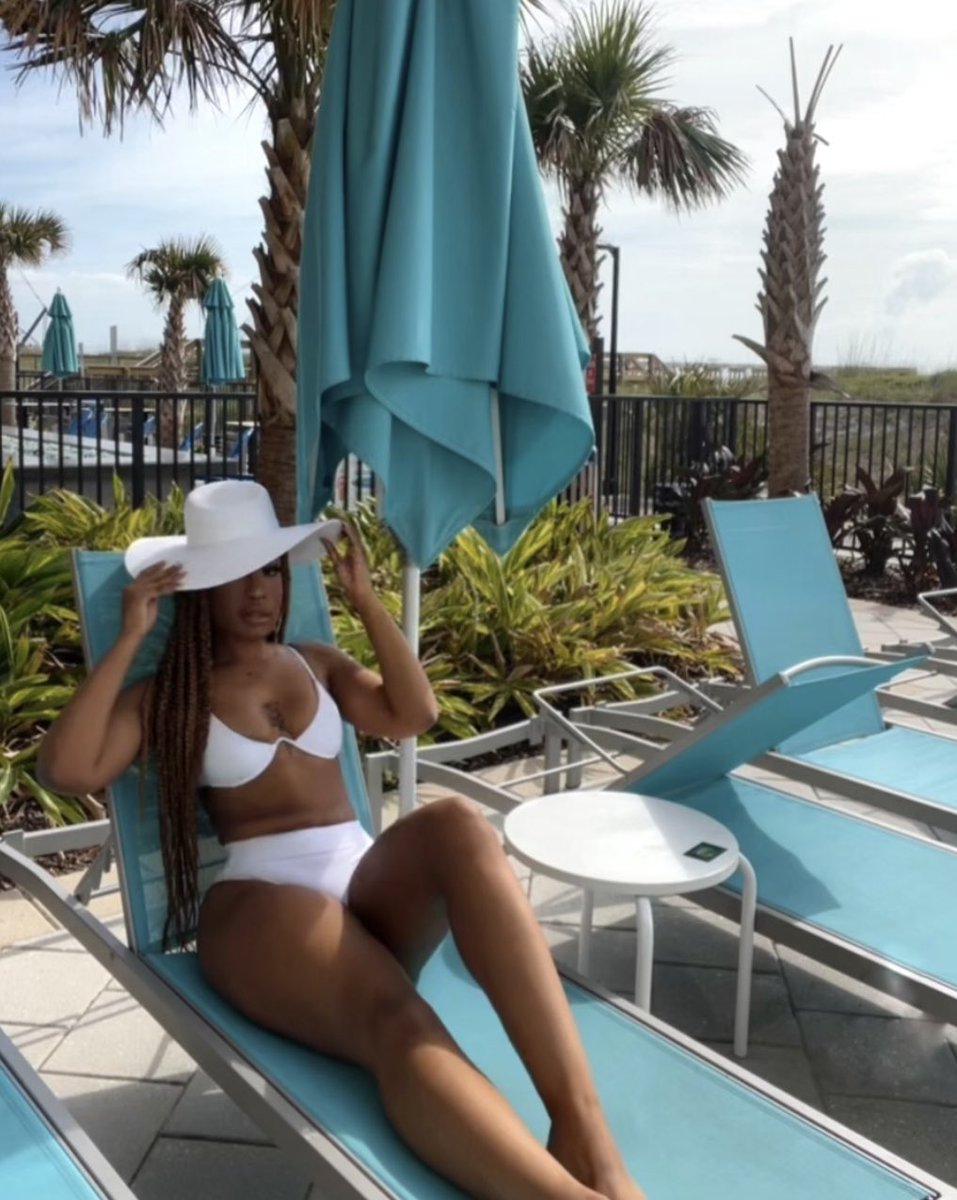 alexisdoee__'s tweet photo. 🤍🌴 https://t.co/IlYWrXsBiT